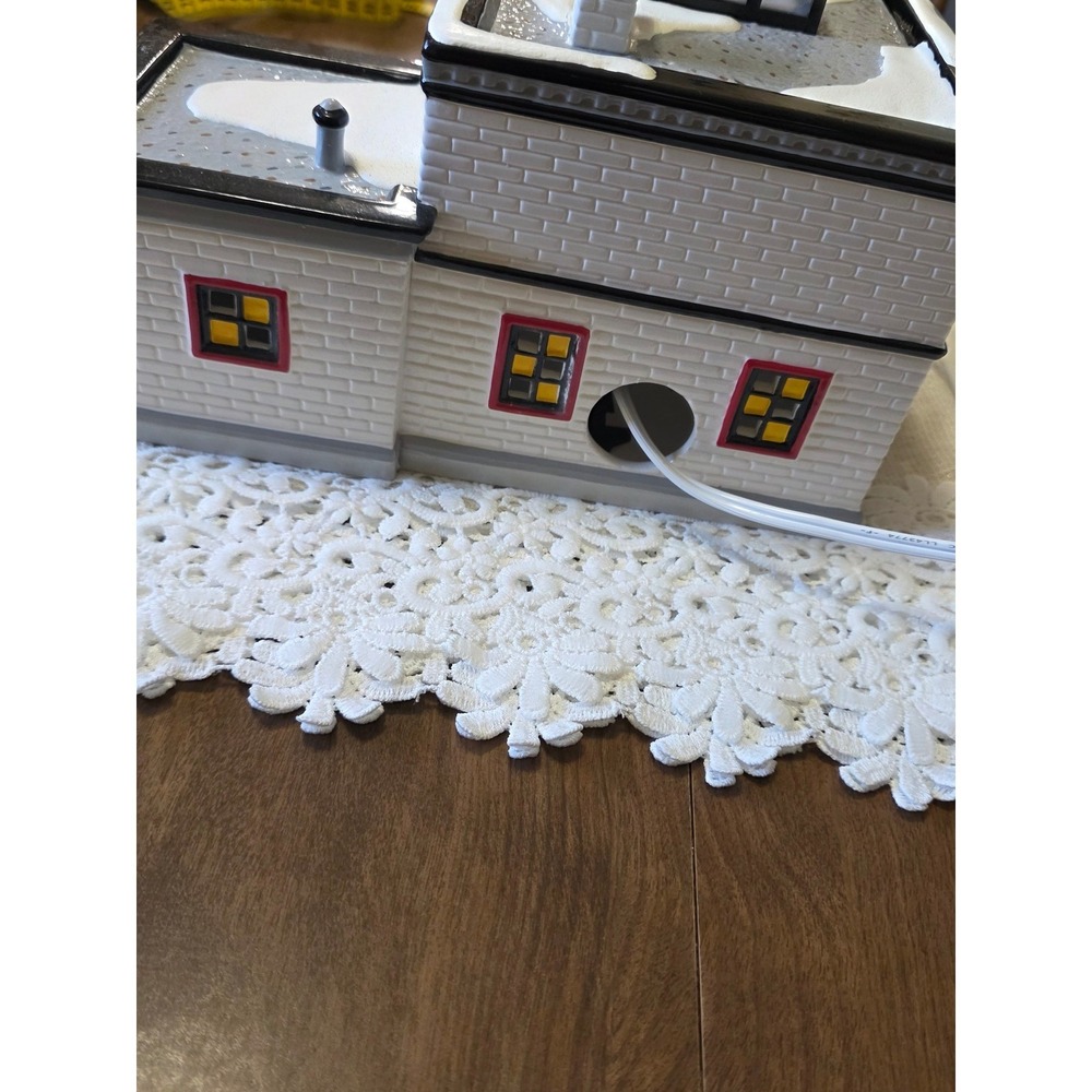 Dept 56 Snow Village Harley-Davidson Motorcycle Shop Lighted Building 1998 - Picture 9 of 14